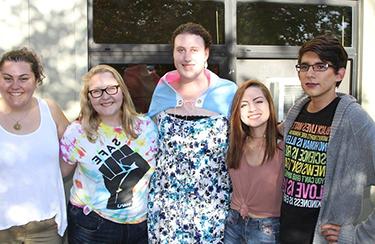 五名罗杰威廉姆斯学生参加2017年秋季同性恋和跨性别欢迎招待会.
